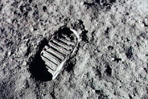 ...stopa NASA na Měsíci...